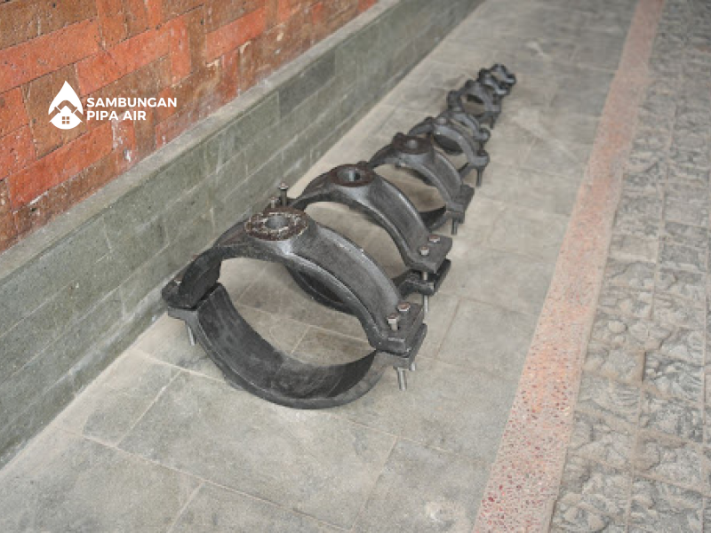 Perbandingan clamp saddle besi dan PVC berdasarkan material