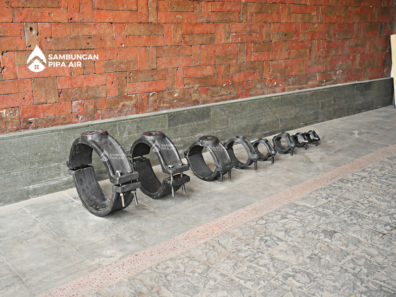 ukuran clamp saddle 2 inch - 12 inch bahan cast iron untuk sambungan pipa HDPE